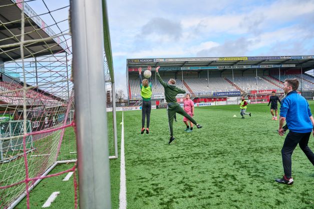 foto van voetballende mensen samen voetballen bij scoren in drenthe